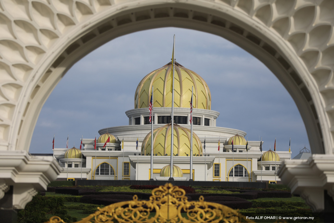 Media personnel have converged on Istana Negara from early this morning. – ALIF OMAR/Getaran pic, August 16, 2021