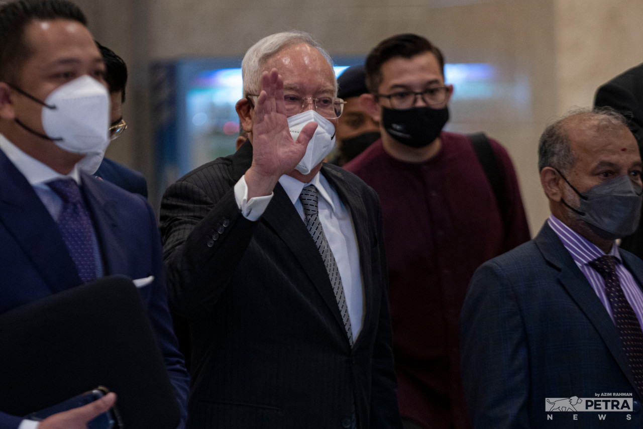 Former prime minister Datuk Seri Najib Razak (second left) appears at the Kuala Lumpur Courts Complex today for the final appeal against his conviction in his SRC International corruption trial. – AZIM RAHMAN/The Vibes pic, August 16, 2022