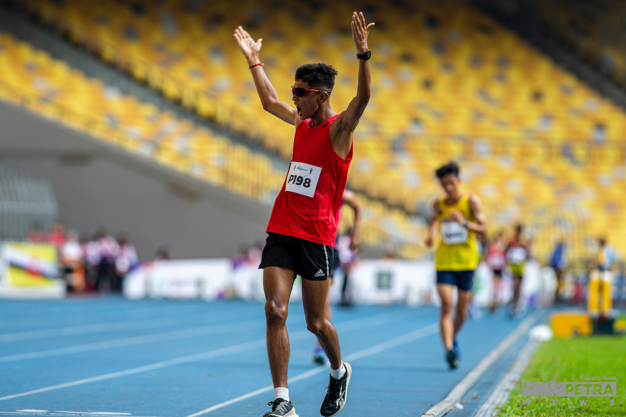 Sriven Tan from Penang finishes the men’s 10,000m race walk in 48m 15.46s and claims the gold medal. – ALIF OMAR/The Vibes pic, September 16, 2022