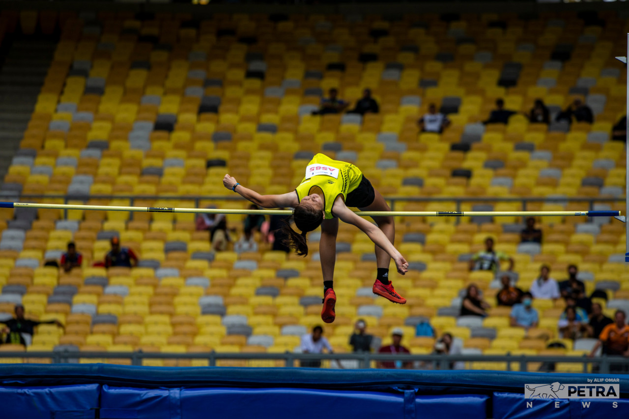 Ngu Jia Xin from Perak triumphs in the high jump event with a height of 1.70m here at the Bukit Jalil National Stadium, leading her to strike gold. – ALIF OMAR/The Vibes pic, September 16, 2022