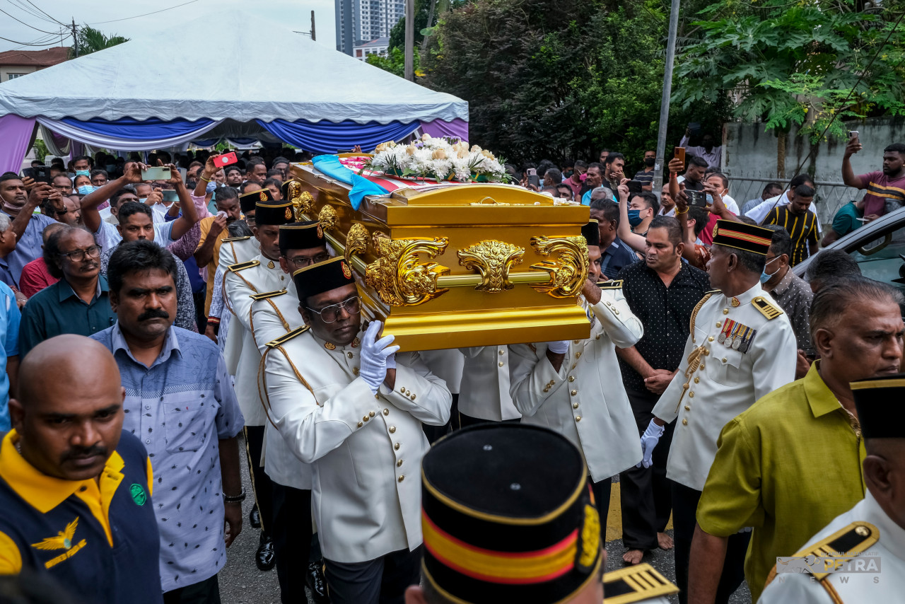 KL City Council officers dressed in full uniform carry T. S. Samy Vellu’s casket from the house to a car decorated with flower garlands about 140m away. – ABDUL RAZAK LATIF/The Vibes pic, September 16, 2022