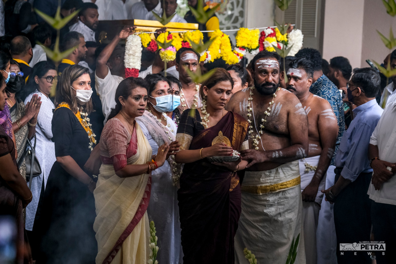 Family and friends of T. S. Samy Vellu solemnly witness his casket being carried from his family residence. – ABDUL RAZAK LATIF/The Vibes pic, September 16, 2022