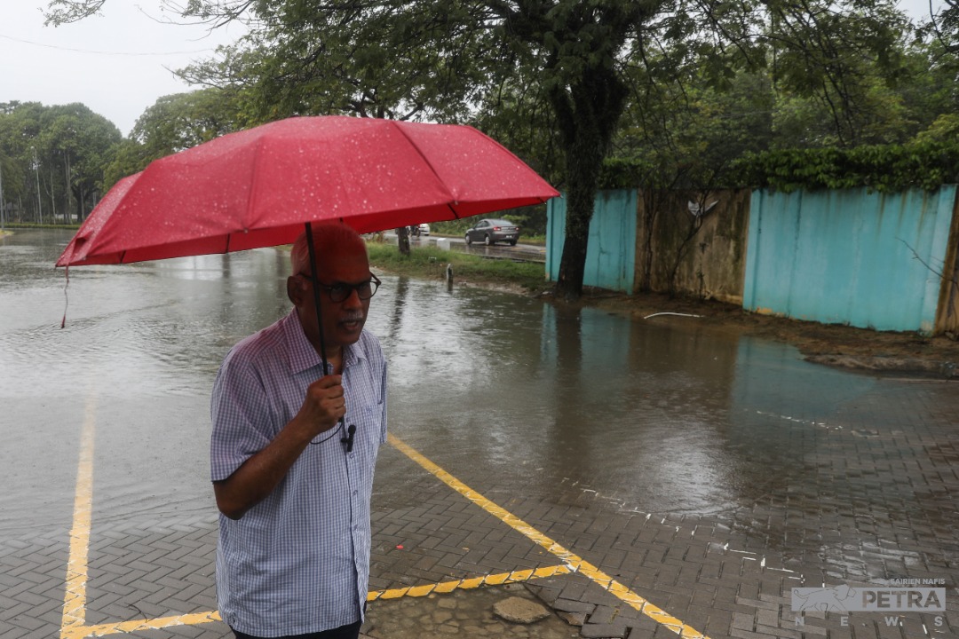 During a recent visit to flood-prone areas in Klang, Charles Santiago says there is constant flooding at Jalan Syahbandar and its surrounding area, including the Southport Passenger Jetty and the Asa Niaga Harbour City located on the same road. – SAIRIEN NAFIS/The Vibes pic, October 16, 2022