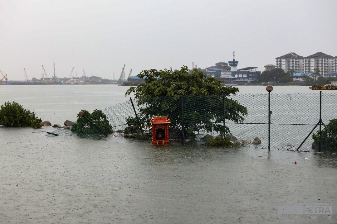Charles Santiago says many settlements located near the sea would face severe flooding, even to the extent of disrupting livelihoods and even risking their lives, and both the state and the federal government must work together to resolve the problem as it needs proper expertise and funding. – SAIRIEN NAFIS/The Vibes pic, October 16, 2022