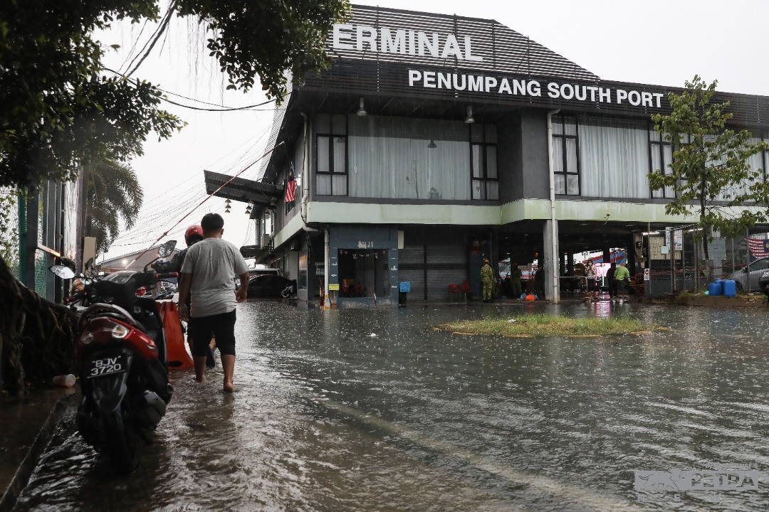 Charles Santiago points out that this is not a minute problem as it involves safety concerns as well as a severe impact on the local economy – the Southport Passenger Terminal serves the travel needs of daily ferry commuters and tourists between the mainland and Pulau Ketam. – SAIRIEN NAFIS/The Vibes pic, October 16, 2022