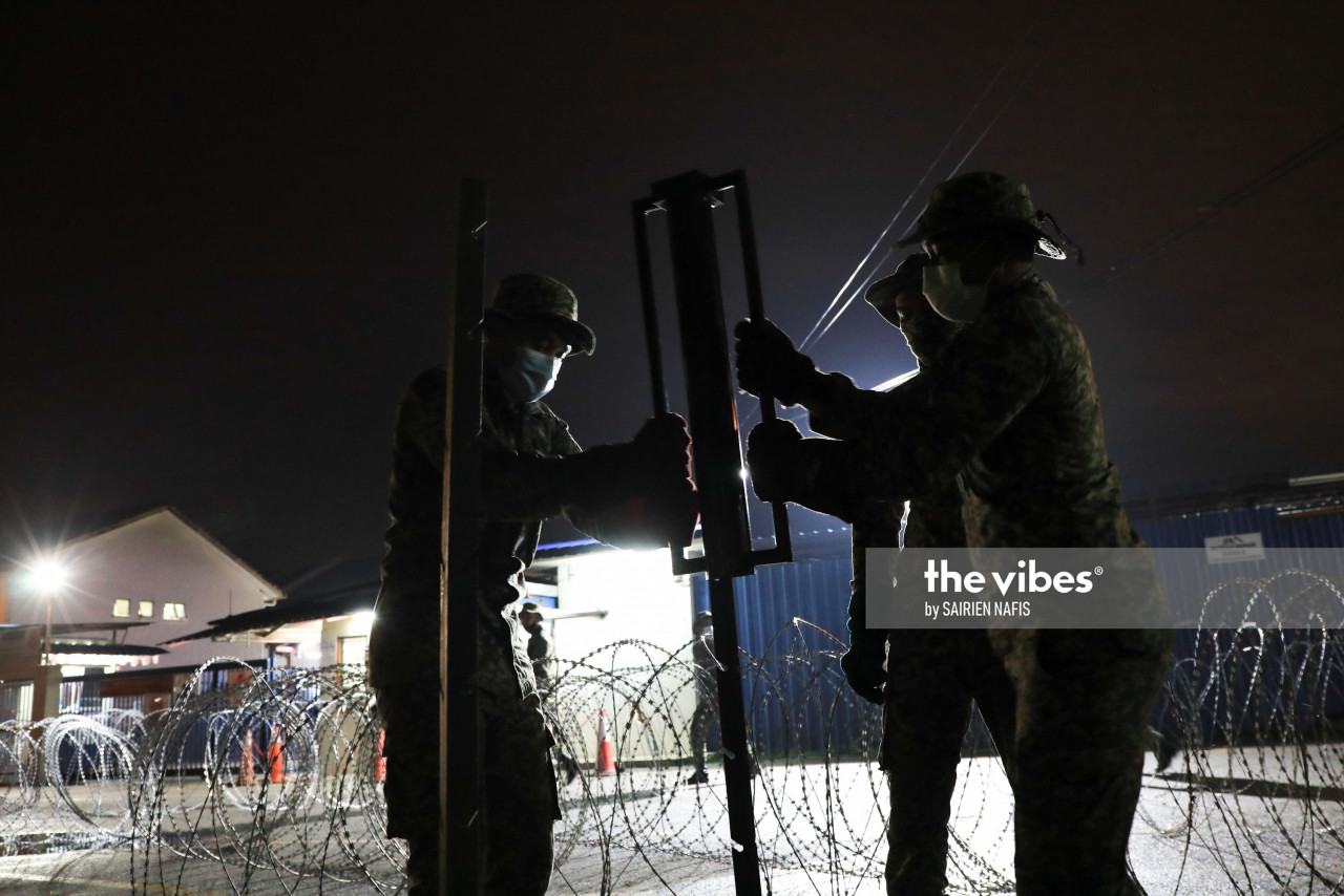 Barbed wire being placed to keep Top Glove workers inside their dormitories. A grouping of trade bodies today called for district-wide Covid-19 restrictions to instead be kept to just buildings recording cases. – The Vibes file pic, July 16, 2021