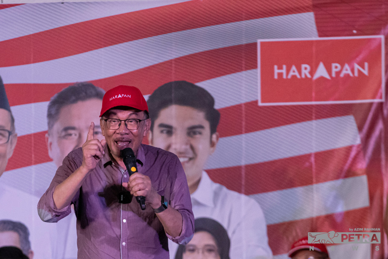 In leading the chorus of censures against ‘traitors, Pakatan Harapan chairman Datuk Seri Anwar Ibrahim says he deliberately picked Gombak as the venue for Selangor PH’s grand finale rally ‘to teach them a lesson’. – AZIM RAHMAN/The Vibes pic, November 17, 2022
