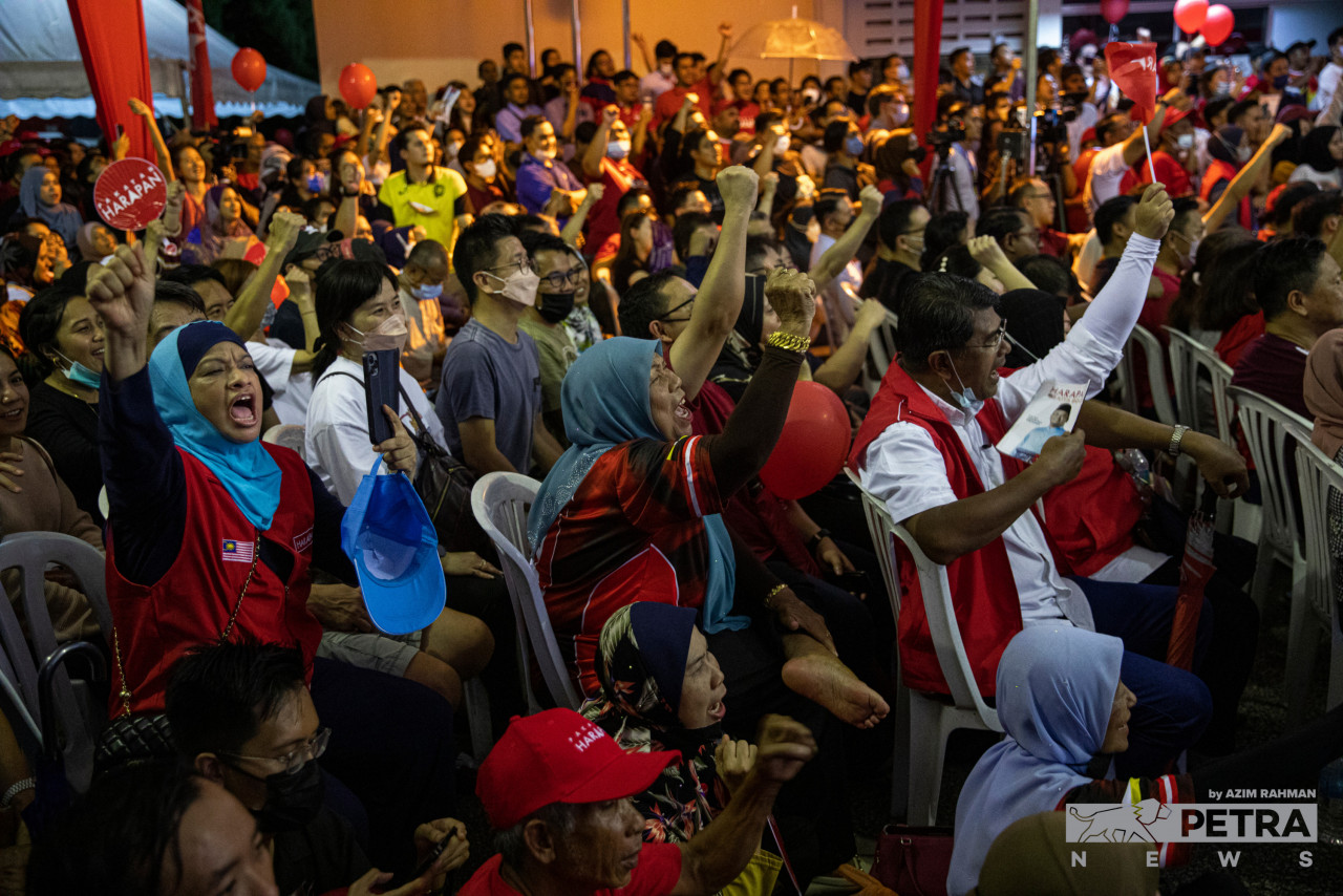Despite the rain, at least 5,000 supporters thronged Pakatan Harapan’s event last night, with shouts of ‘reformasi’, ‘kita boleh’ and ‘lawan tetap lawan’ reverberating, while thousands of others streamed online on various platforms. – AZIM RAHMAN/The Vibes pic, November 17, 2022