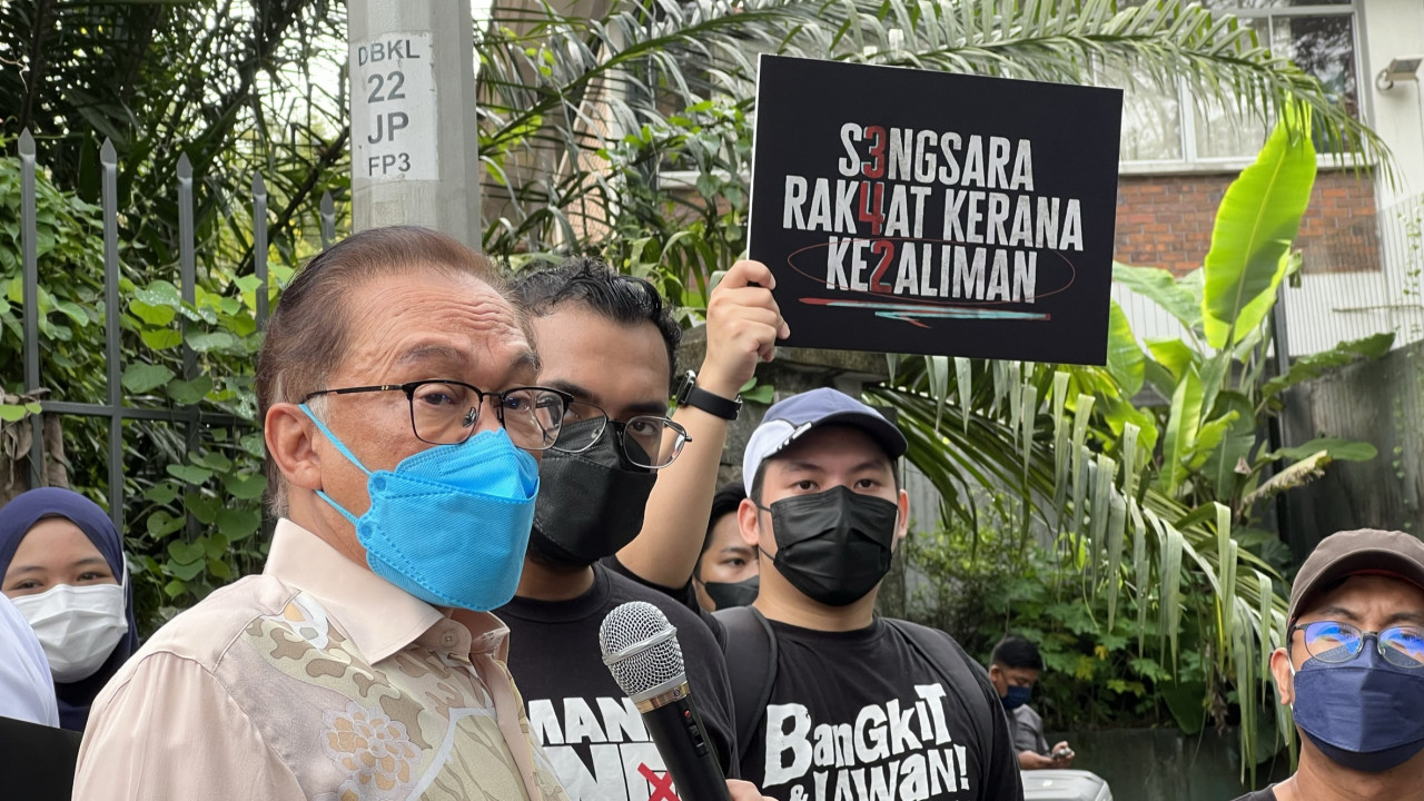 Opposition leader Datuk Seri Anwar Ibrahim who was also present said that his bloc will reject the bill if there are no major changes and negotiations.  – LANCELOT THESEIRA/The Vibes pic, December 16, 2021