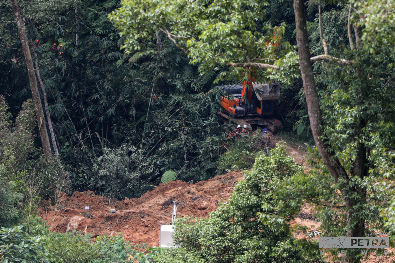 Former Public Works Department director-general has said that that a patrol unit should have maintained the embankment near the Batang Kali campsite, including removing pieces of wood, dry leaves or debris to ensure the drainage was functioning and there was no ponding which could cause a disaster like what happened yesterday to occur. – ALIF OMAR/The Vibes pic, December 17, 2022