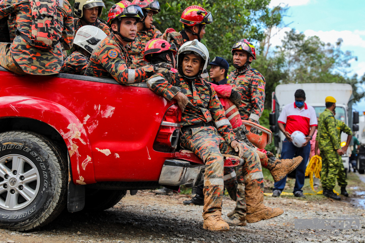 Datuk Seri Ahmad Zahid Hamidi says a total of 21 victims have been confirmed dead as of 7pm tonight, and the rescue team is still working to find the 12 other missing victims. – ALIF OMAR/The Vibes pic, December 16, 2022