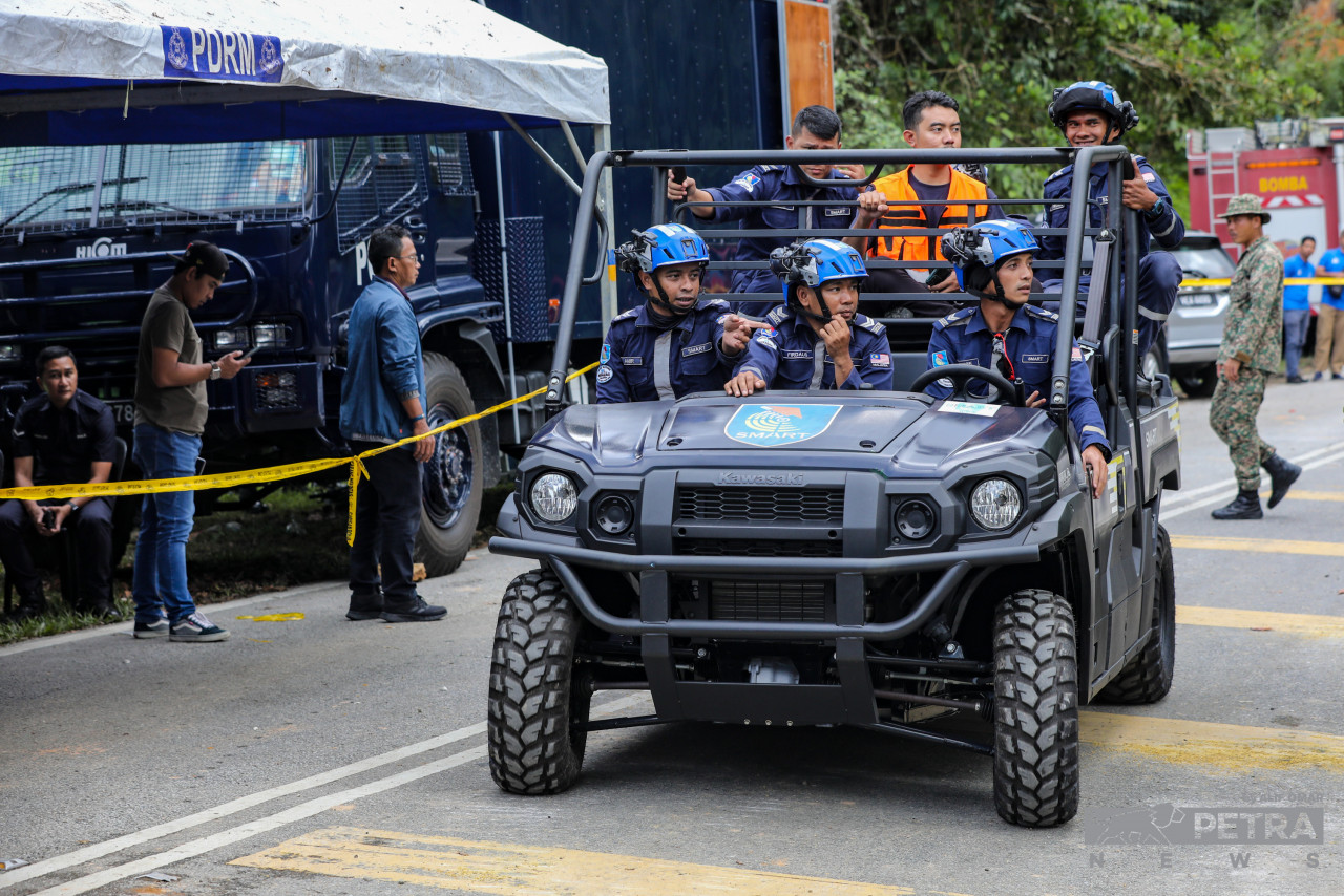 Datuk Seri Ahmad Zahid Hamidi has requested on behalf of the government that any camping sites on hills and riversides be temporarily vacated. – ALIF OMAR/The Vibes pic, December 16, 2022