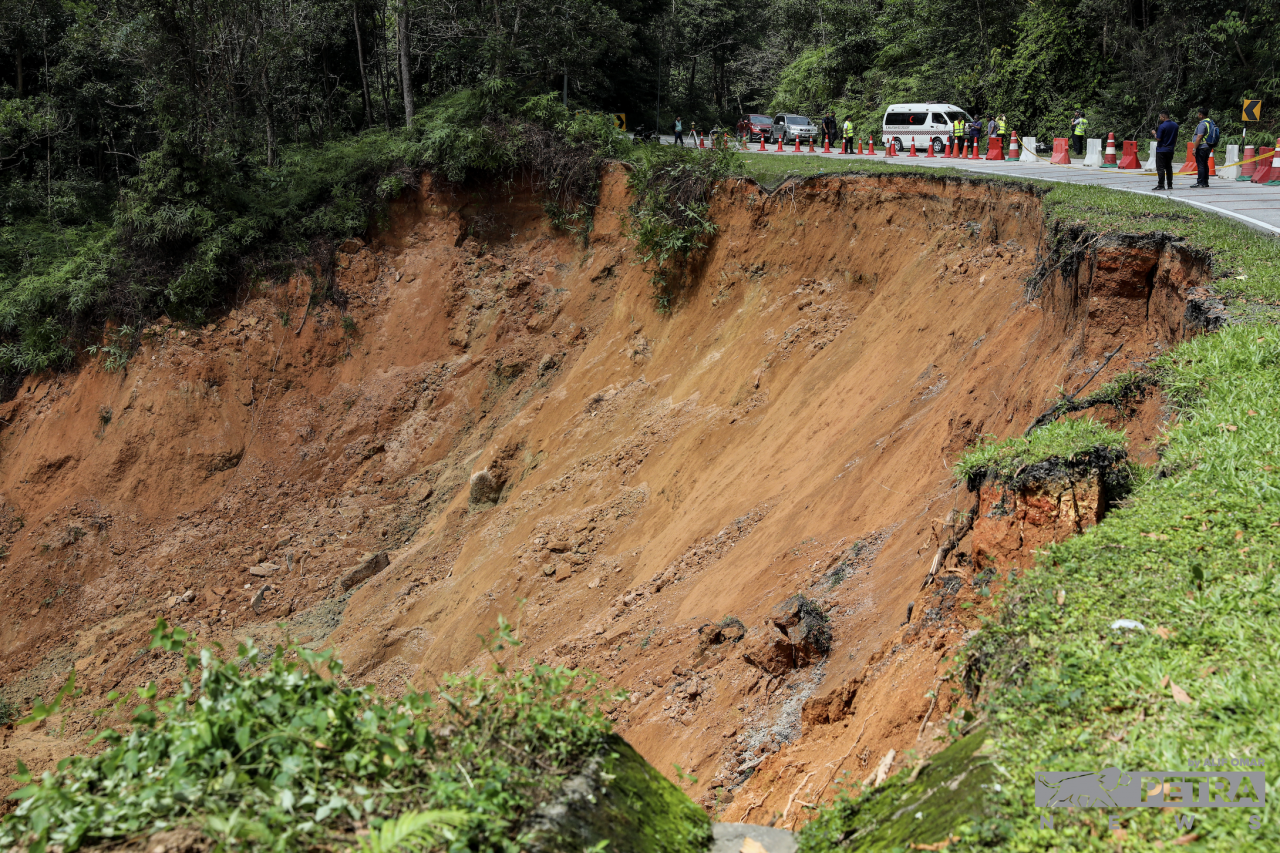 The Selangor Fire and Rescue Department says the 30m landslide, roughly the size of three acres, occurred by the side of the road near Father Organic Farm. – ALIF OMAR/The Vibes pic, December 16, 2022