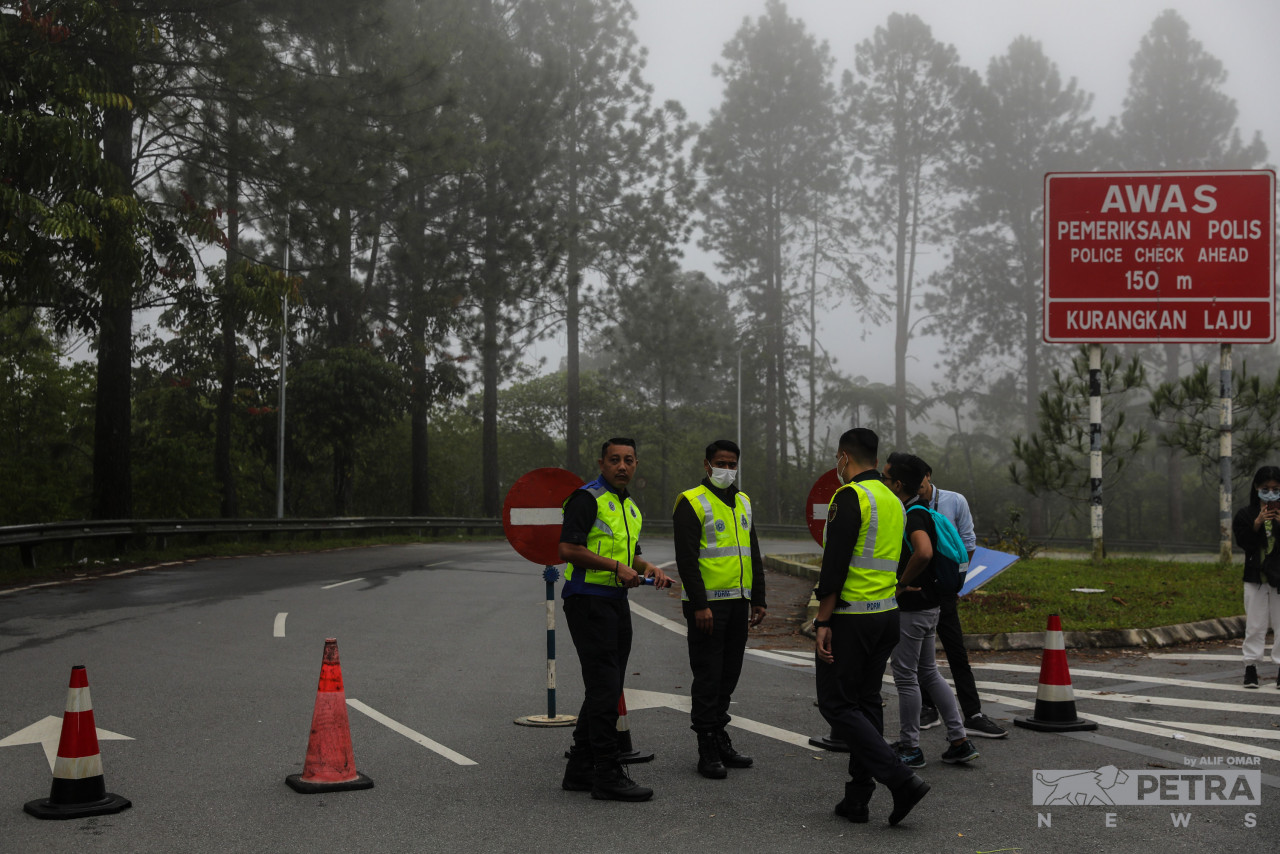 The Gohtong Jaya-Batang Kali road is closed to all vehicles and only open to search-and-rescue teams. Members of the media are not allowed to use the route either. Earlier, it was estimated that 100 victims were possibly trapped under the rubble. – ALIF OMAR/The Vibes pic, December 16, 2022