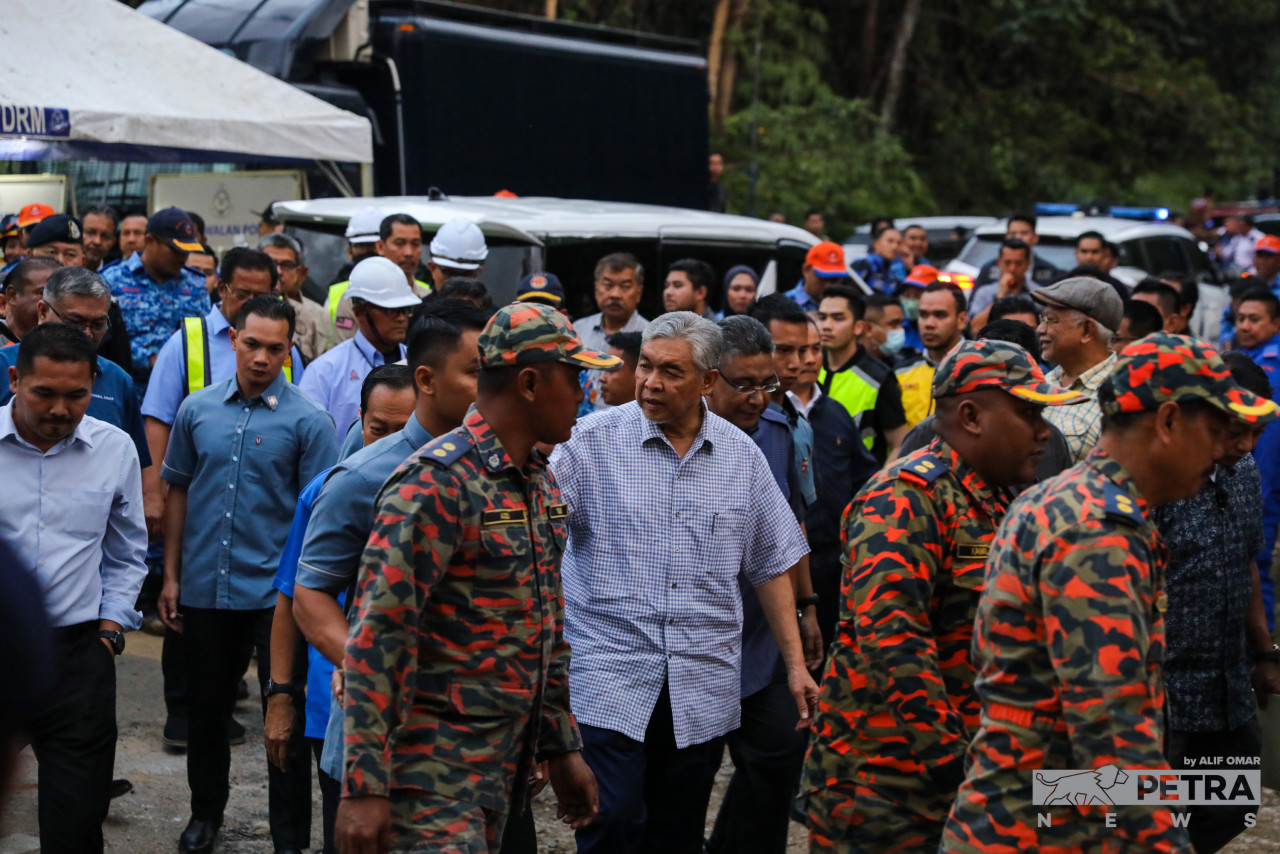 Deputy Prime Minister Datuk Seri Ahmad Zahid Hamidi (centre) visits the landslide site in Batang Kali. – ALIF OMAR/The Vibes pic, December 16, 2022