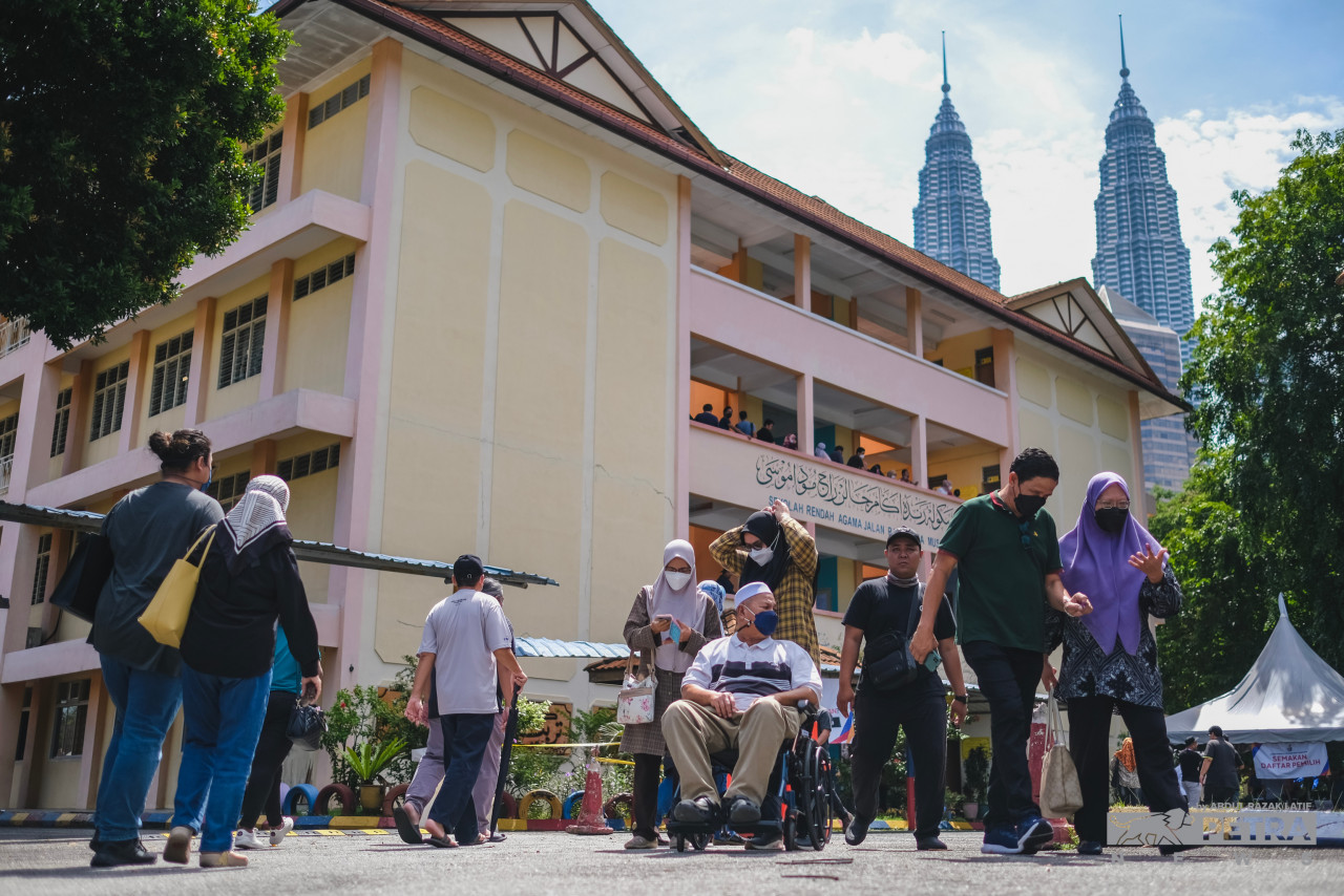 Voters leaving after casting their votes for the Titiwangsa parliamentary seat. – ABDUL RAZAK LATIF/The Vibes pic, November 21, 2022