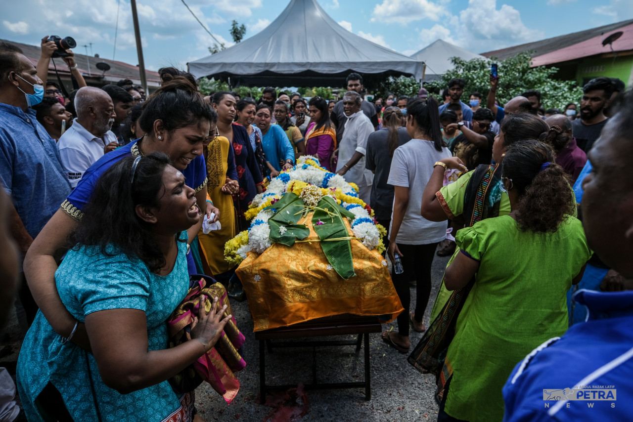 The family of Singapore death row convict Nagaenthran K. Dharmalingam mourn as he is laid to rest in Buntong, Perak. The 33 year-old was hanged in Changi Prison on April 27. News of Malaysians on death row in Singapore for drug trafficking continues to receive prominence and keeps the debate over the effectiveness of the death penalty for drug trafficking alive. – ABDUL RAZAK LATIF/The Vibes pic, December 31, 2022