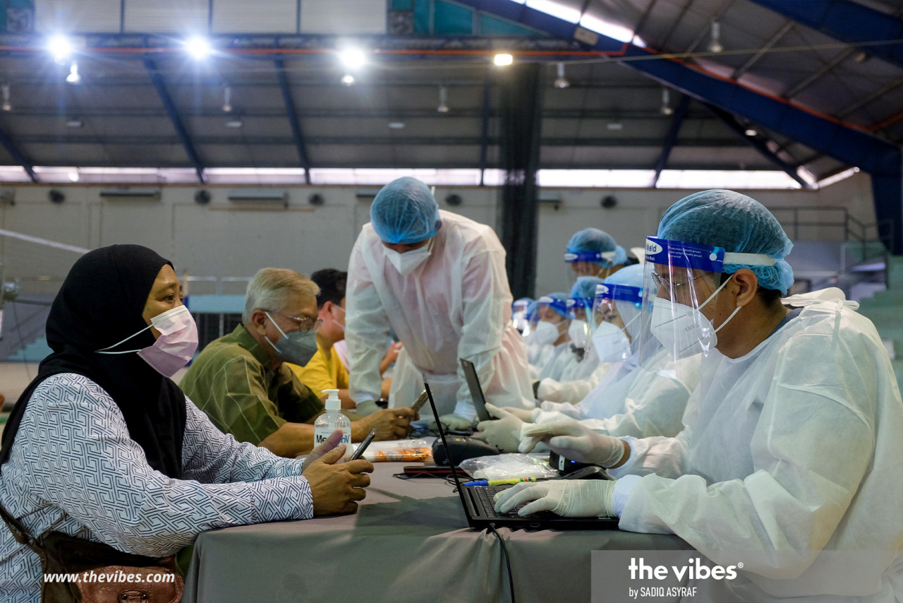 Universiti Putra Malaysia’s Microbiology Department Associate Prof Dr Malina Osman advises Malaysians not to worry over the loosening of SOPs given the Covid-19 situation is currently under control. – The Vibes file pic, March 27, 2022