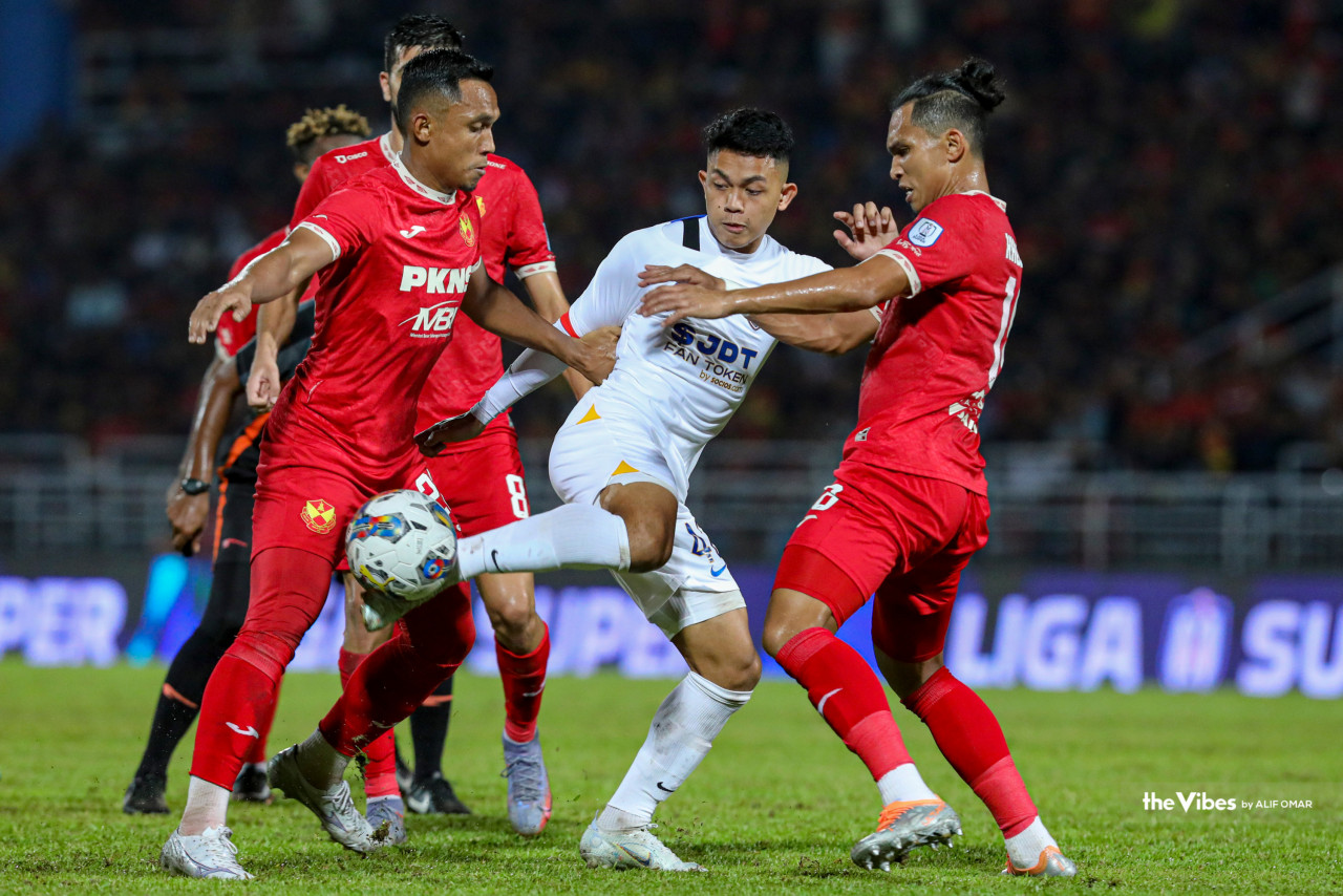 JDT head coach Esteban Solari says 20-year-old Arif Aiman (centre) has been showing great potential and versatility in playing different positions. – ALIF OMAR/The Vibes pic, March 18, 2023