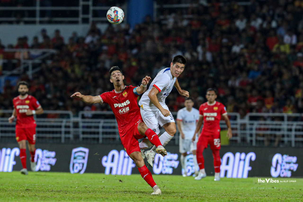 JDT’s Hong Wan (right) clashes with Selangor FC player Brenden Gan. – ALIF OMAR/The Vibes pic, March 18, 2023