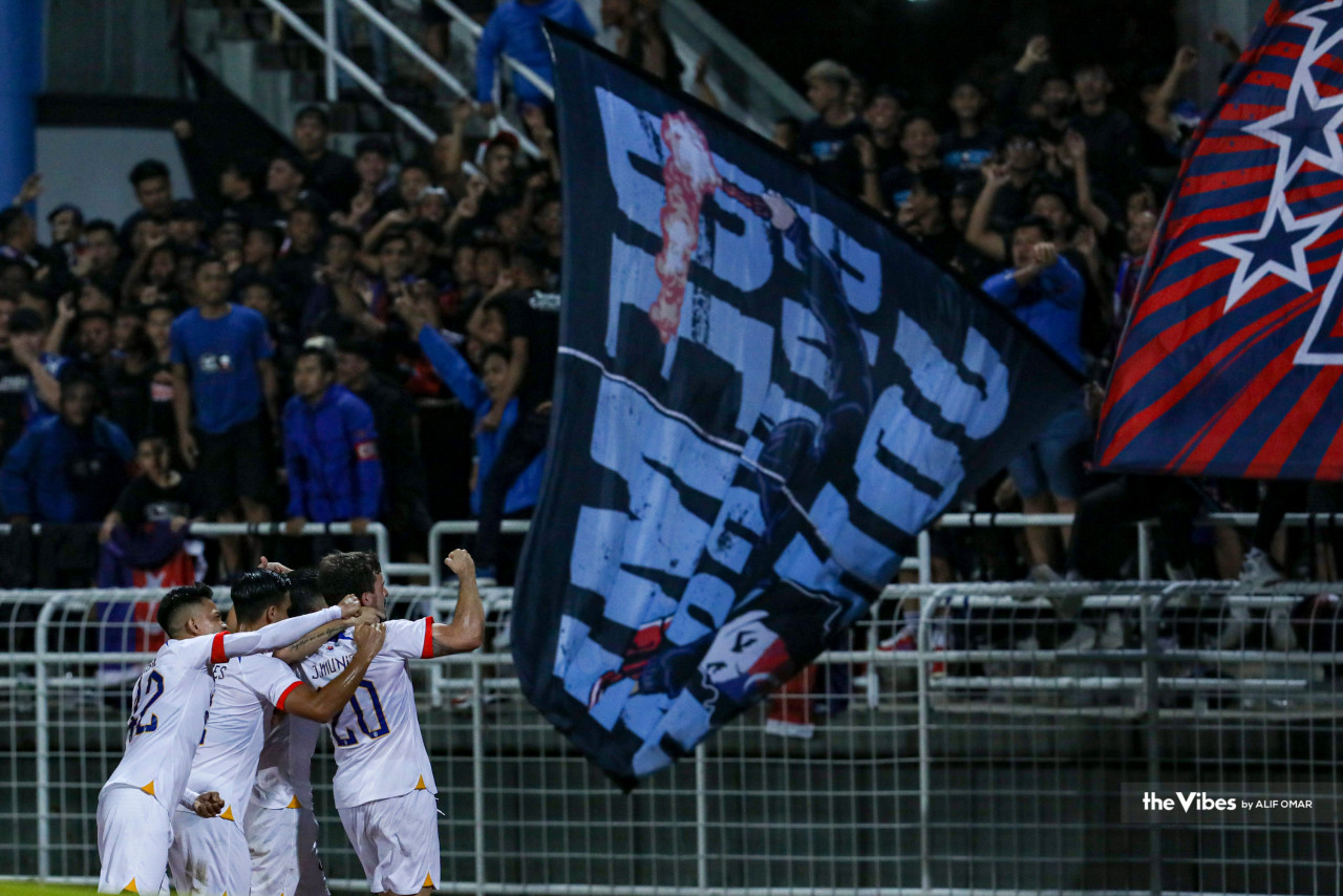 JDT midfielder Juan Muñiz (right) scores their first goal in the 54th minute. – ALIF OMAR/The Vibes pic, March 18, 2023