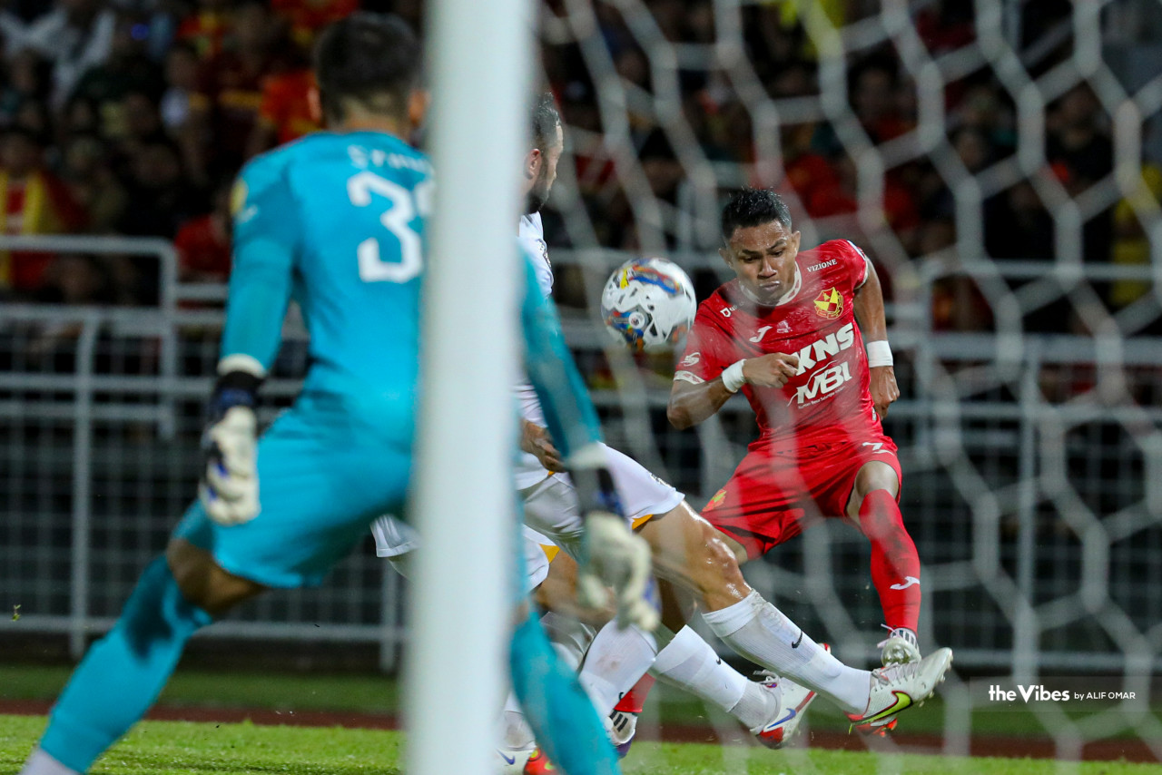 Selangor FC player Faisal Halim (right) attempting to score in the Selangor FC vs JDT Super League match at the Petaling Jaya City Council Stadium. – ALIF OMAR/The Vibes pic, March 18, 2023