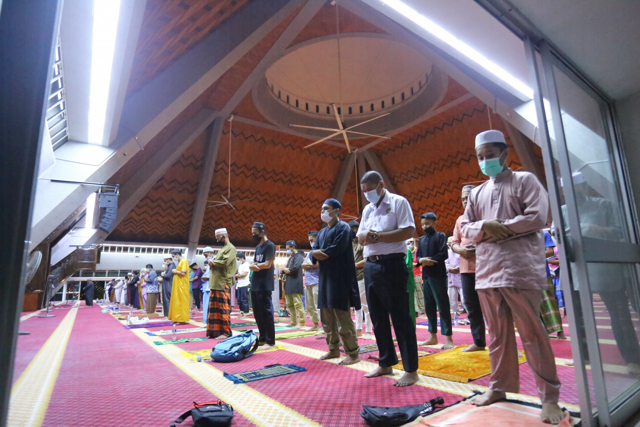 Worshippers perform the tarawih prayer at a mosque in Sandakan, Sabah. Tarawih, which means ‘to rest and relax’ in Arabic, is performed during Ramadan after Isyak prayers. – Ahmad Jimmy pic, April 18, 2021