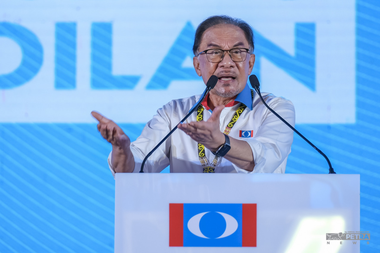 Holding Rafizi Ramli in high regard, Datuk Seri Anwar Ibrahim takes a dig at some of the delegates, calling them ‘dense’ for not seeing that both party leaders shared a common struggle. – ABDUL RAZAK LATIF/The Vibes pic, July 17, 2022