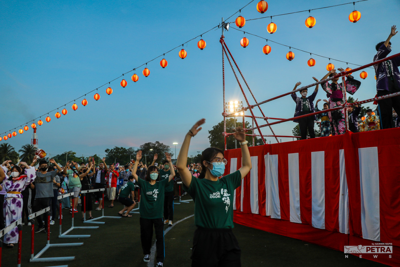 Participants at the Bon Odori Festival encircling the main stage at the Shah Alam Sports Complex field. – SAIRIEN NAFIS/The Vibes pic, July 18, 2022