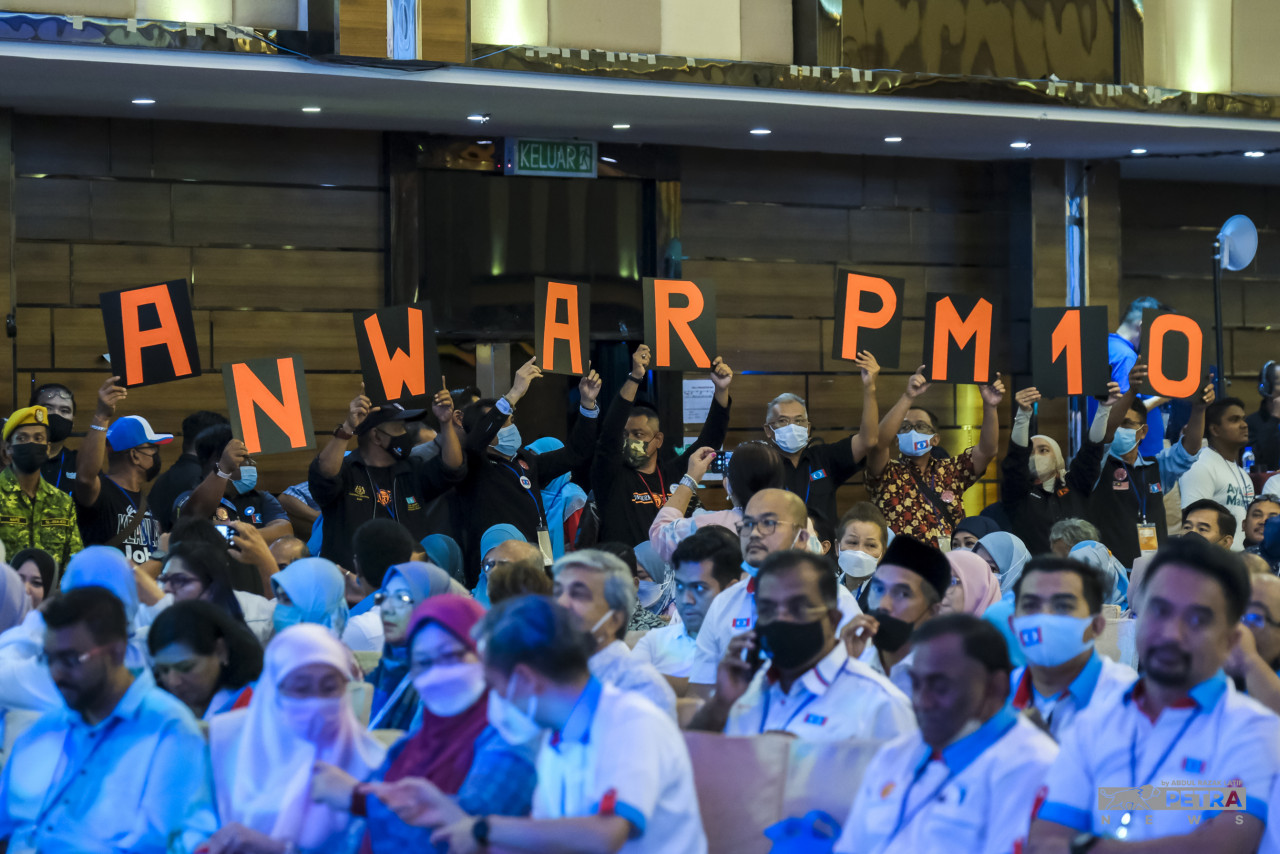 Datuk Seri Anwar Ibrahim’s supporters hold placards at the PKR congress, hoping that he will indeed be the next prime minister of Malaysia. – ABDUL RAZAK LATIF/The Vibes pic, July 17, 2022