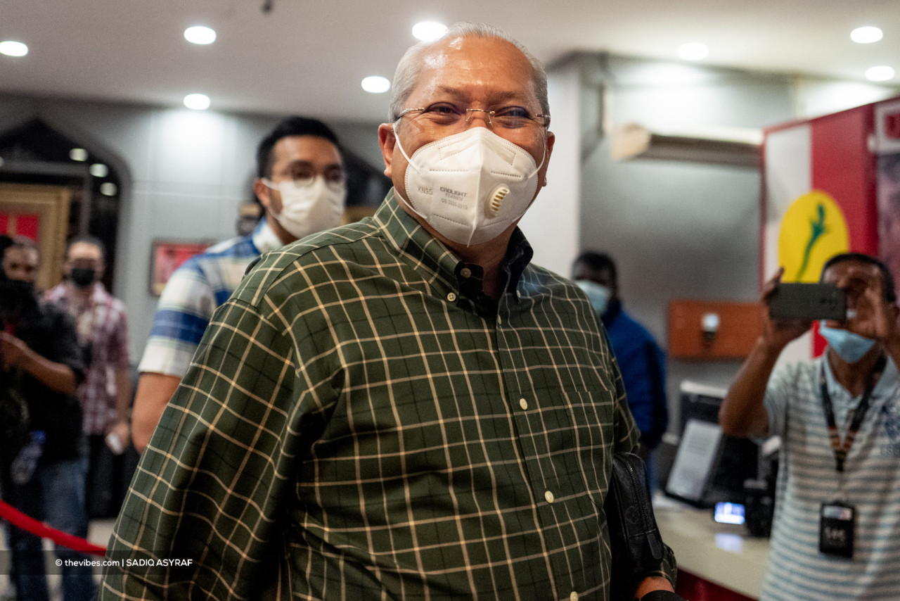Tan Sri Annuar Musa arrived fashionably late for the Umno Supreme Council meeting, which was slated at 8pm. – SADIQ ASYRAF/The Vibes pic, August 17, 2021