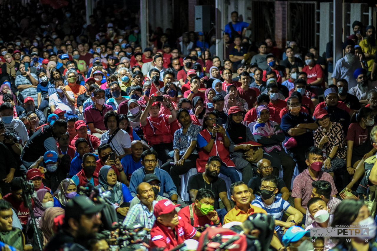 The crowd at the Pakatan Harapan rally last night had begun gathering as early as 8pm. Despite the programme being delayed by over an hour due to a brief power outage, the throng of people did not dwindle and instead grew even more in numbers. – ABDUL RAZAK LATIF/The Vibes pic, November 18, 2022