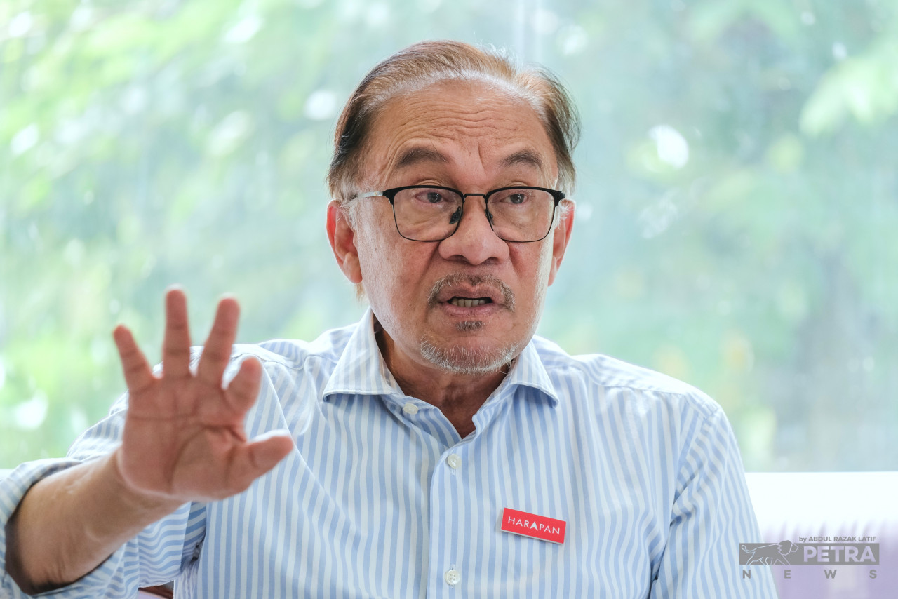 Datuk Seri Anwar Ibrahim commends Pakatan Harapan for supposedly being the only one championing matters close to the people's hearts, including the economy and bread-and-butter issues. – ABDUL RAZAK LATIF/The Vibes pic, November 18, 2022