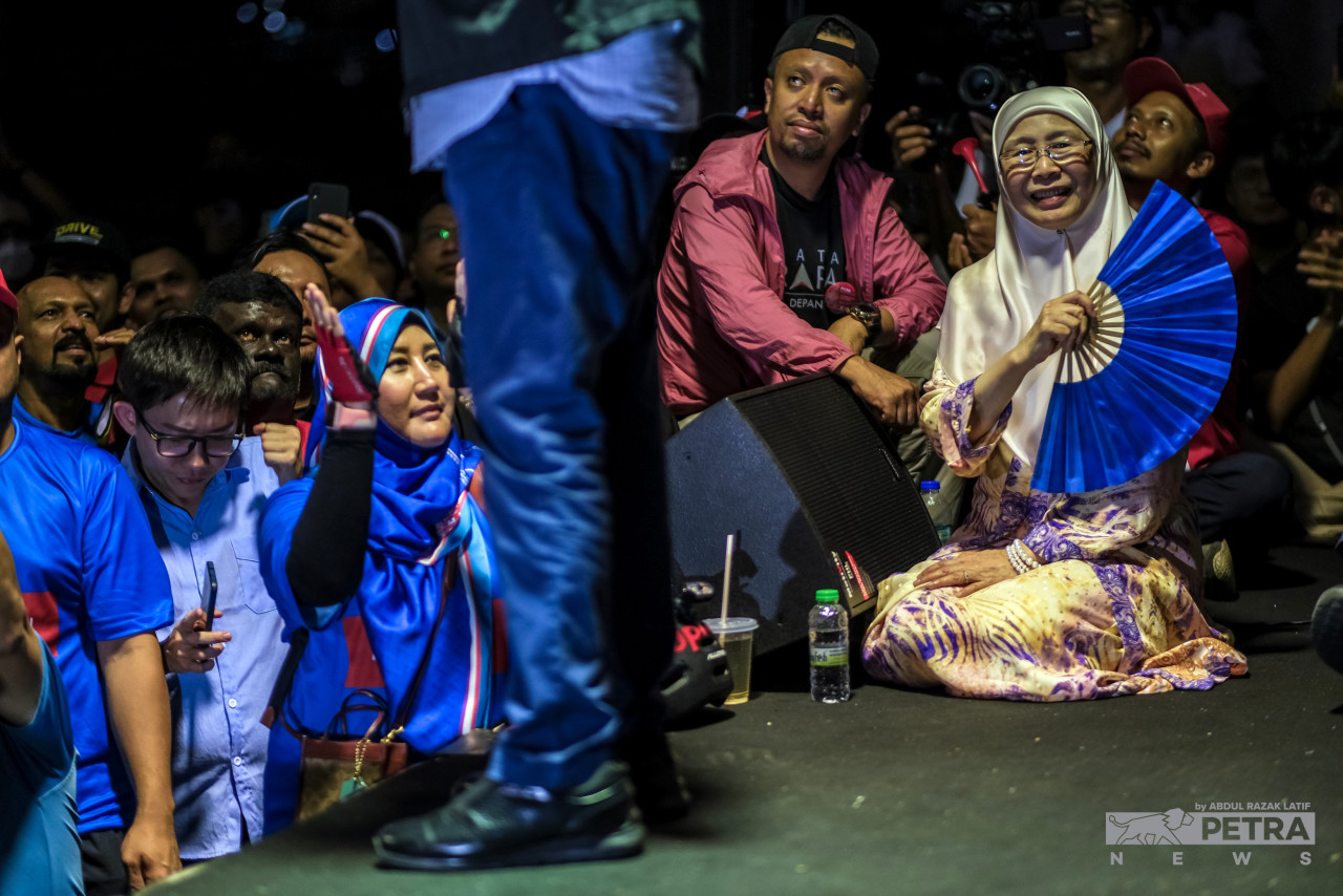 Former deputy prime minister Datuk Seri Dr Wan Azizah Wan Ismail (right) will be contesting for the Bandar Tun Razak federal seat in a three-cornered fight against Barisan Nasional’s Chew Yin Keen and the incumbent, Perikatan Nasional’s Datuk Kamaruddin Jaffar. – ABDUL RAZAK LATIF/The Vibes pic, November 18, 2022