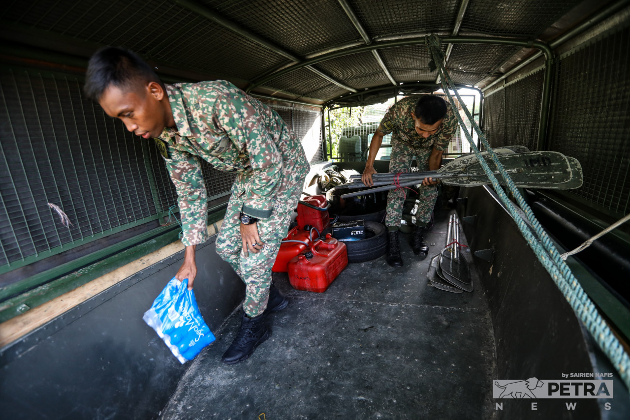 Army flood rescue personnel preparing at Dewan Komuniti Taman Gemilang in Dengkil, Selangor today. – SAIRIEN NAFIS/The Vibes pic, November 17, 2022