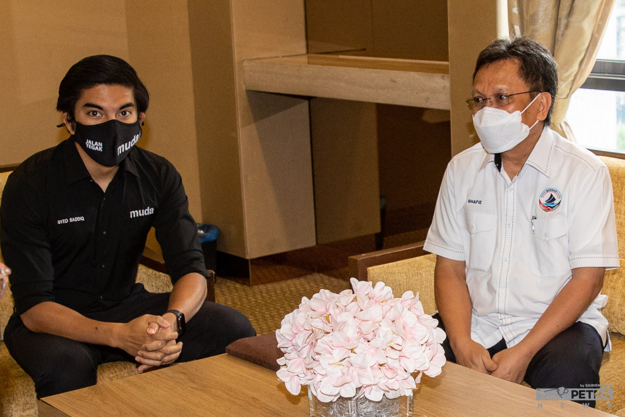 Datuk Seri Mohd Shafie Apdal (right) has attempted to mend Warisan’s ties with Muda, with the Sabah lawmaker revealing in May that he had reached out to Syed Saddiq Syed Abdul Rahman (left) to discuss their relationship, while admitting that things have not gone well for the parties. – The Vibes file pic, August 16, 2022 