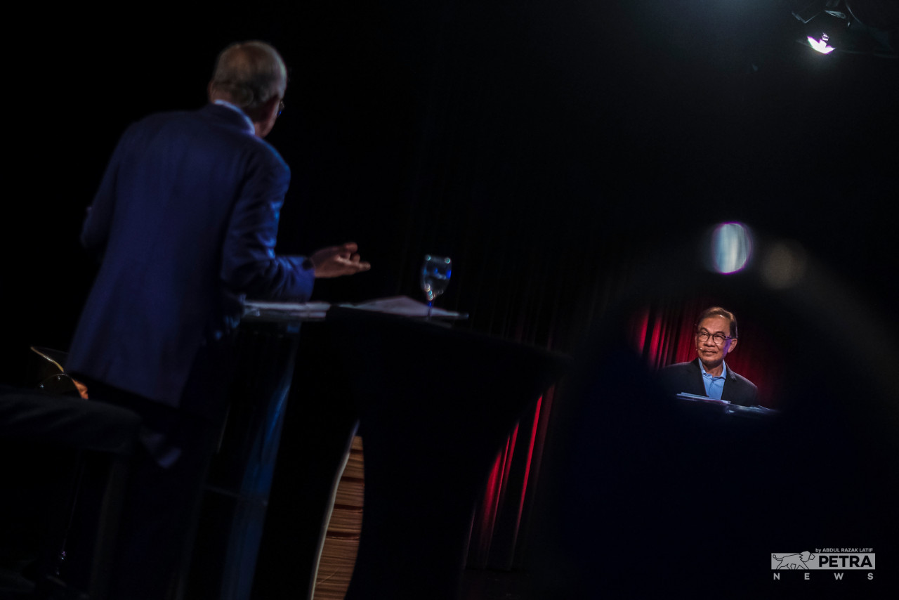 Then-opposition leader Datuk Seri Anwar Ibrahim (right) faces off with former prime minister Datuk Seri Najib Razak (left) at their first ever ‘Debat Perdana’ in Kuala Lumpur on May before the latter was jailed for corruption in August. The debate left some observers feeling dissatisfied that it was friendlier than expected. – ABDUL RAZAK LATIF/The Vibes pic, December 31, 2022