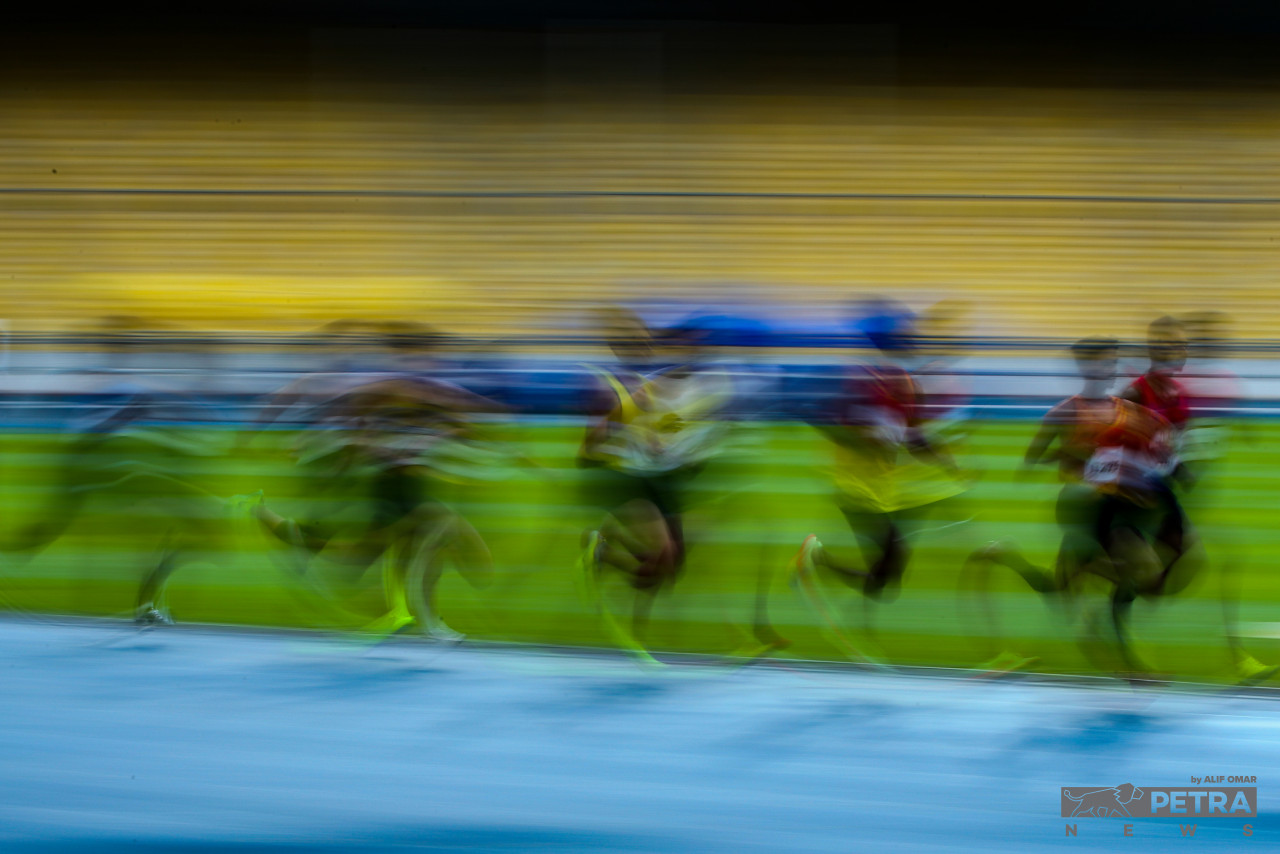 Pahang’s Muhammad Ikbolasen Md Kamal Hussain crosses the line first in the 5,000m race during the 20th Malaysian Games, adding to his two other gold medals that came from the 10,000m race and 3,000m steeplechase events. – ALIF OMAR/The Vibes pic, January 8, 2023