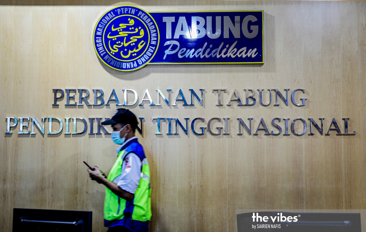 One of the initiatives for youths offered by Datuk Seri Ismail Sabri Yaakob’s administration in Budget 2023 is discounts of up to 20% on repayments of National Higher Education Fund Corporation loans. – The Vibes file pic, November 13, 2022