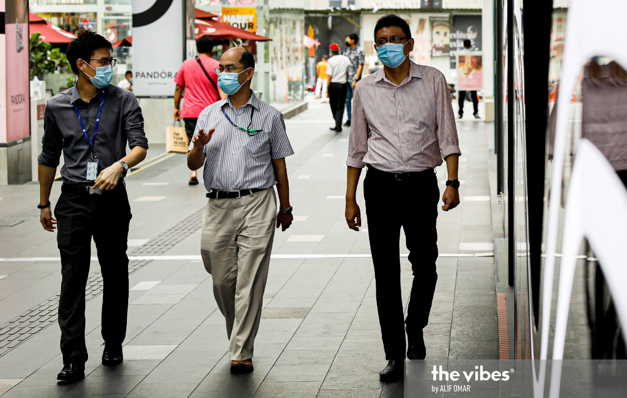 A number of doctors have called for workers in urban areas to be vaccinated first, but former deputy health minister Dr Lee Boon Chye says that matters little as Covid-19 is already within the community. – The Vibes file pic, July 6, 2021
