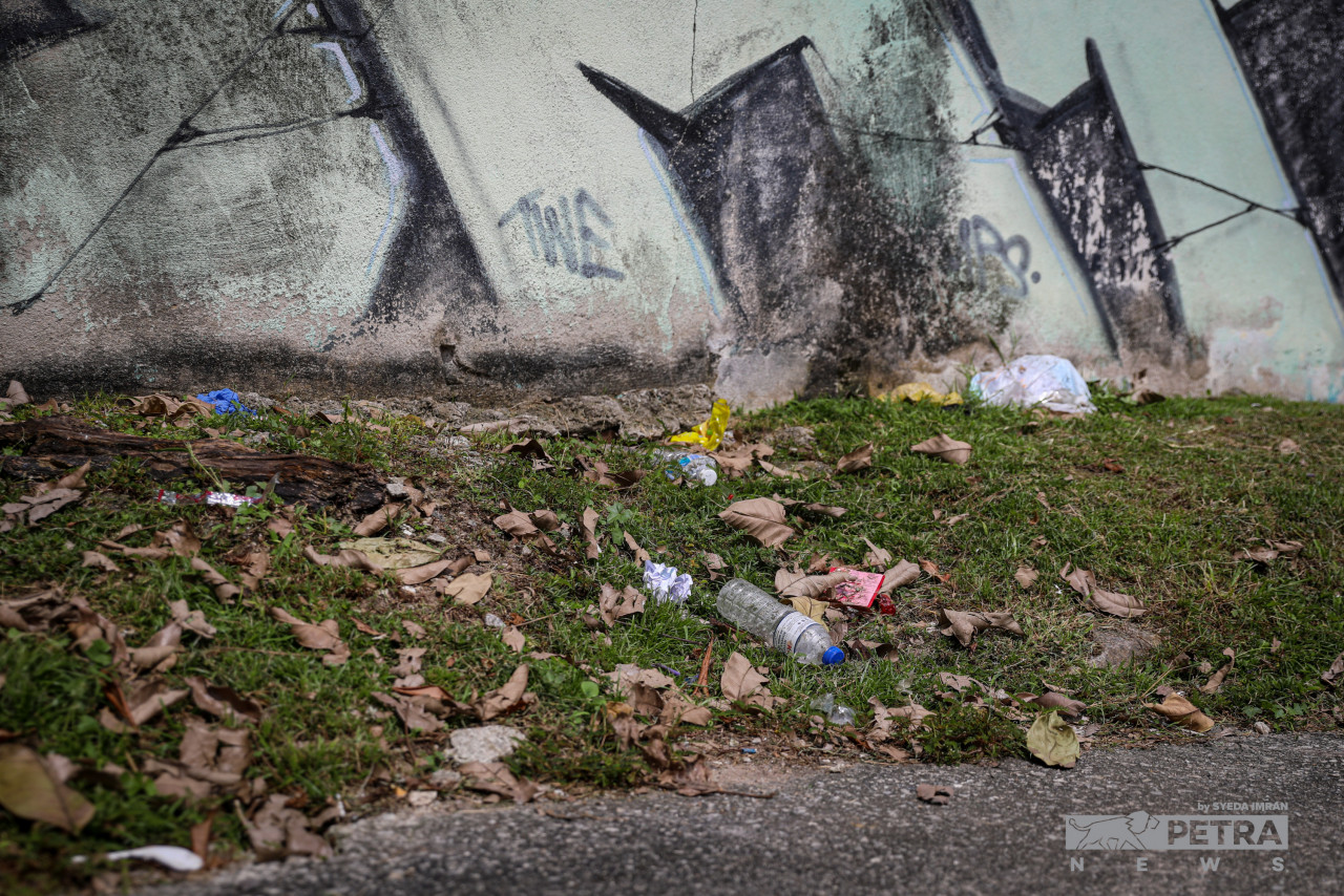 The SS2 alleyways have recently been adorned with murals, but littering and rubbish issues still persist, impacting residents around the area. – SYEDA IMRAN/The Vibes pic, January 27, 2023