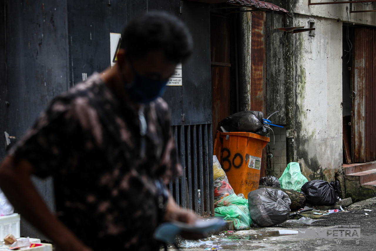 A Petaling Jaya City Council official says that the lackadaisical attitude of shop and business owners in the district leads to them being the biggest contributor to the dirty environment. – SYEDA IMRAN/The Vibes pic, January 27, 2023