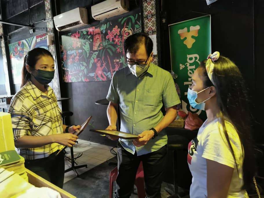 Tg Papat rep Datuk Frankie Poon (centre) listens to the issues raised by pub operators in Singapore Road, Sandakan. They have not been allowed to operate since March last year. – The Vibes pic, March 21, 2021