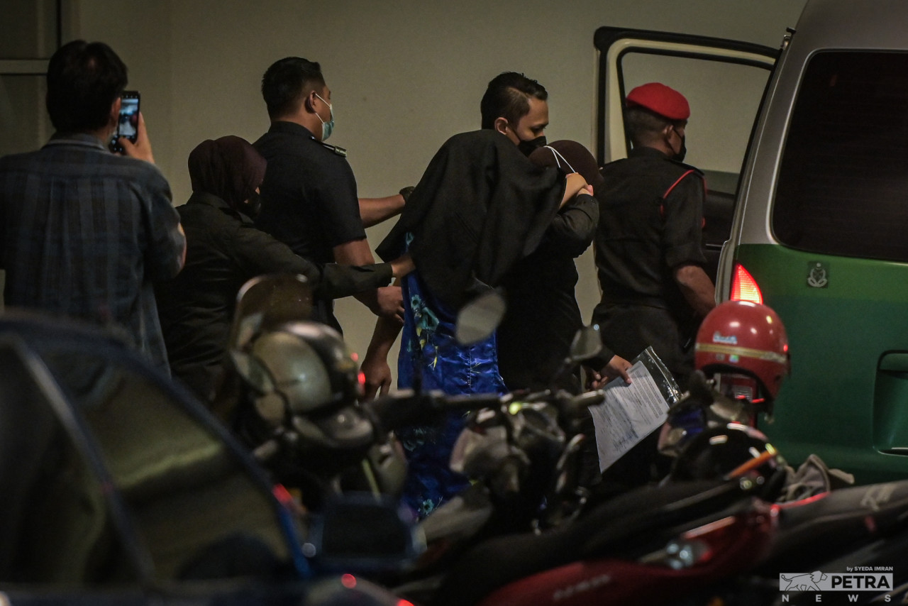 Sam Ke Ting (in blue) being escorted away after the court proceeding today. – SYEDA IMRAN/The Vibes pic, April 18, 2022