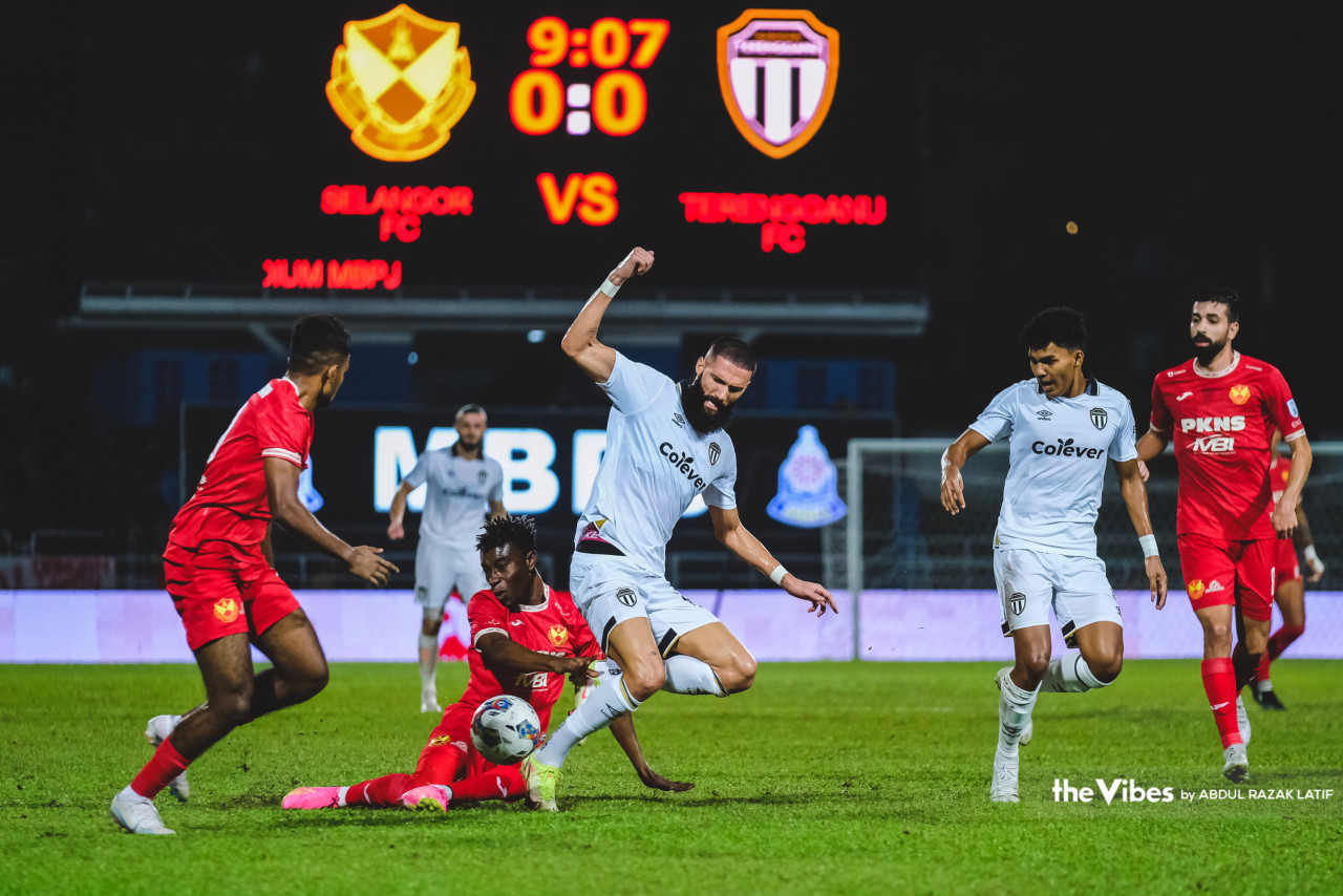 Terengganu’s Liridon Krasniqi (left) takes control of the ball, guarding it from Selangor’s Noor Al-Rawabdeh during the Super League match last night. – ABDUL RAZAK LATIF/The Vibes pic, April 19, 2023
