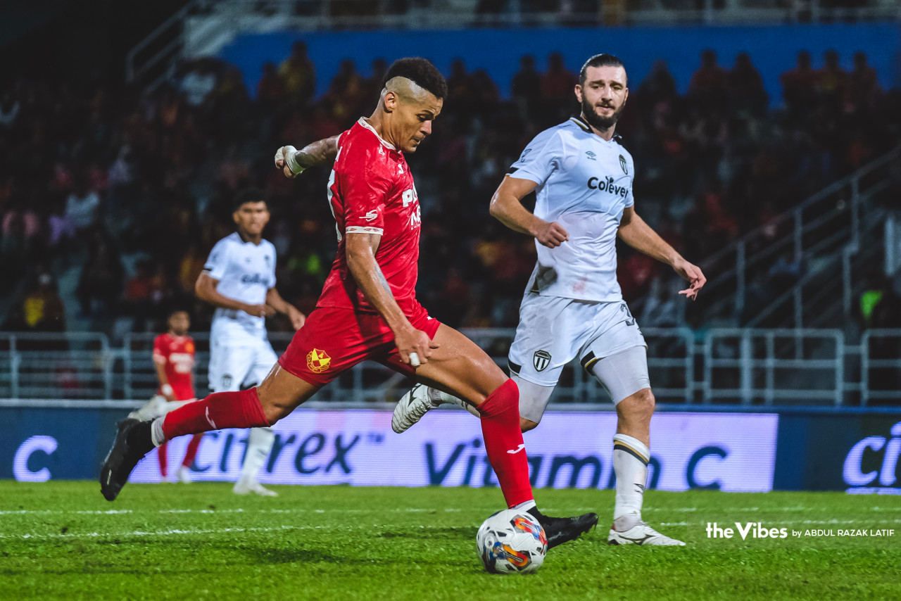 Selangor’s Ayron Del Valle Rodriguez (left) hammers in the Red Giants’ fourth goal during the Super League match last night. – ABDUL RAZAK LATIF/The Vibes pic, April 19, 2023