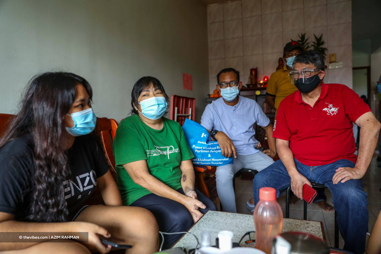 William Leong speaks to Yim Nyok Moi and her daughter at their home during the Selayang MP’s visit to the Kota Warisan PPR yesterday. – AZIM RAHMAN/The Vibes pic, June 19, 2021