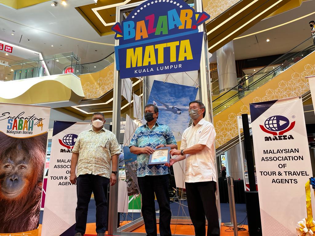 Datuk Joniston Bangkuai (centre) receives a souvenir from Matta president Datuk Tan Kok Liang (right) at the Bazaar Matta 2022 at Sunway Velocity Mall in Kuala Lumpur, today. – Pic courtesy of Sabah Tourism Board, June 18, 2022