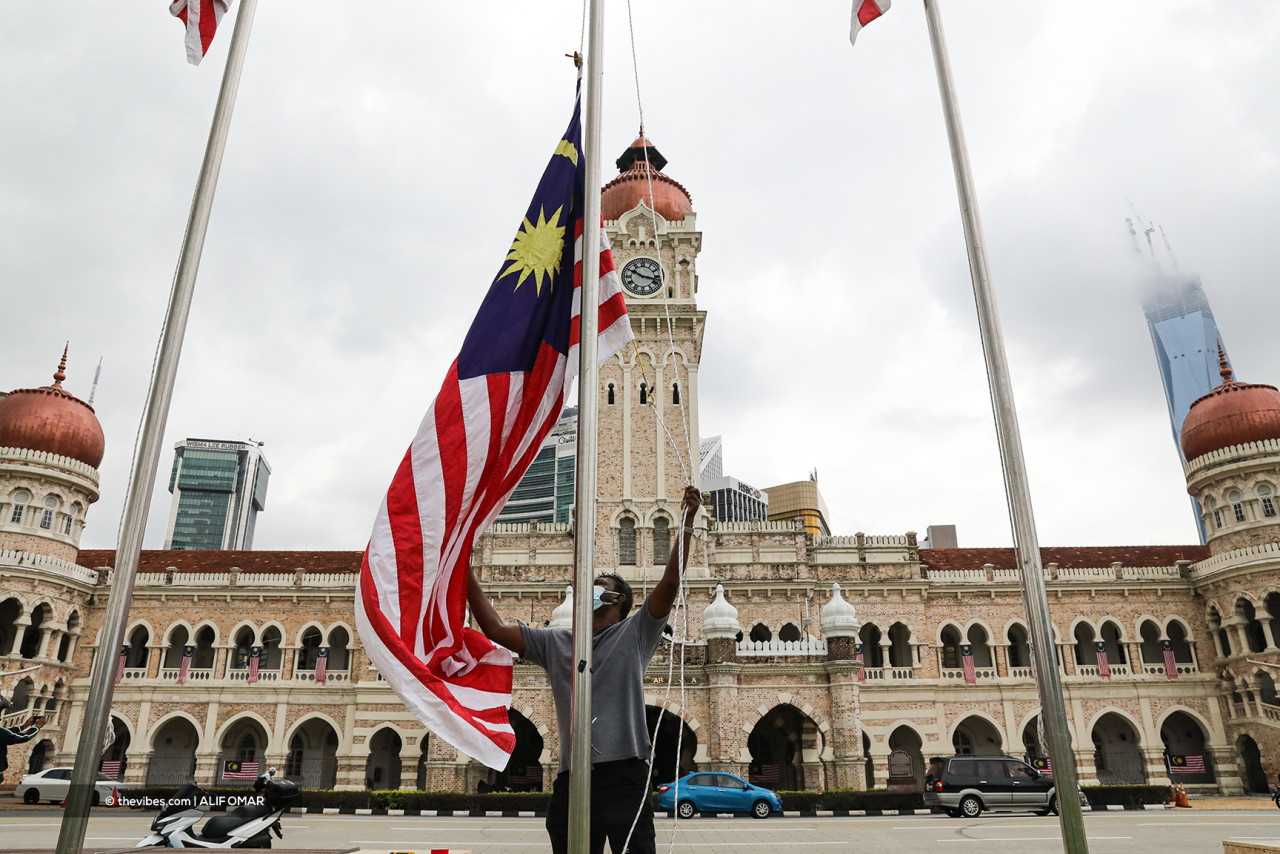 With more and more of our countrymen moving abroad seeking greener pastures, one can’t help but to wonder if it is opportunity, a sense of belonging, or good leadership that is lacking here, or all three. – ALIF OMAR/The Vibes pic, August 31, 2021