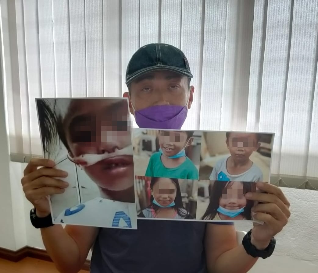 Local humanitarian activist David Liew shows pictures of Marvin’s four children aged 6 to 9 years old, with the youngest suffering from asthma. – Pic courtesy of Justin Wong, August 18, 2022